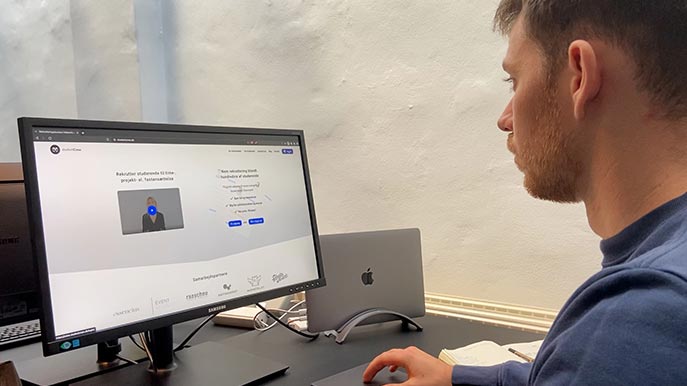 Mads fra studentCrew der arbejder i nyt system.