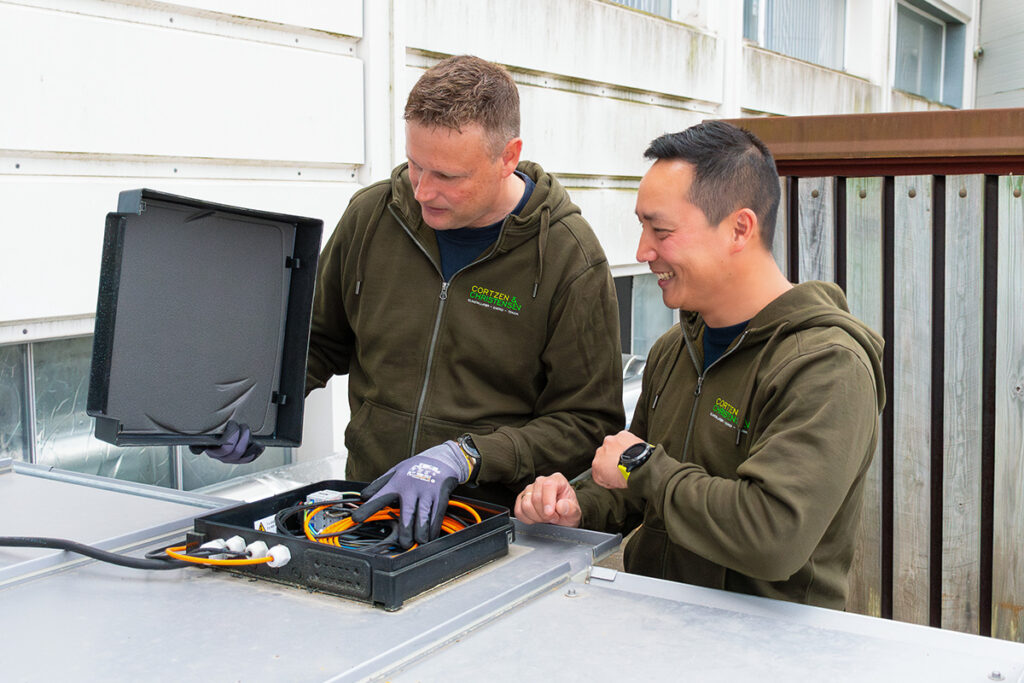 Erhvervsfotografering af elektrikere på arbejde