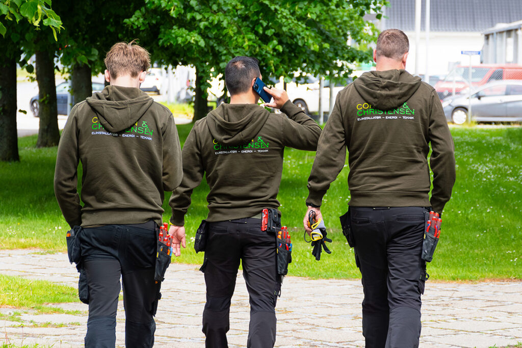 Erhvervsfotografering af elektrikere på arbejde
