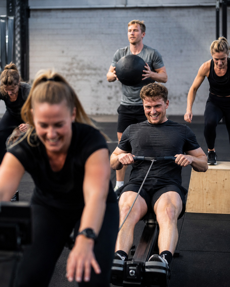 Fitnessfotograf tager billede af hold der træner
